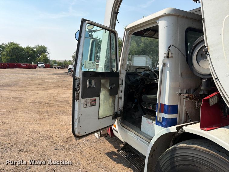 image for item FM7570 2005 Autocar WX refuse truck