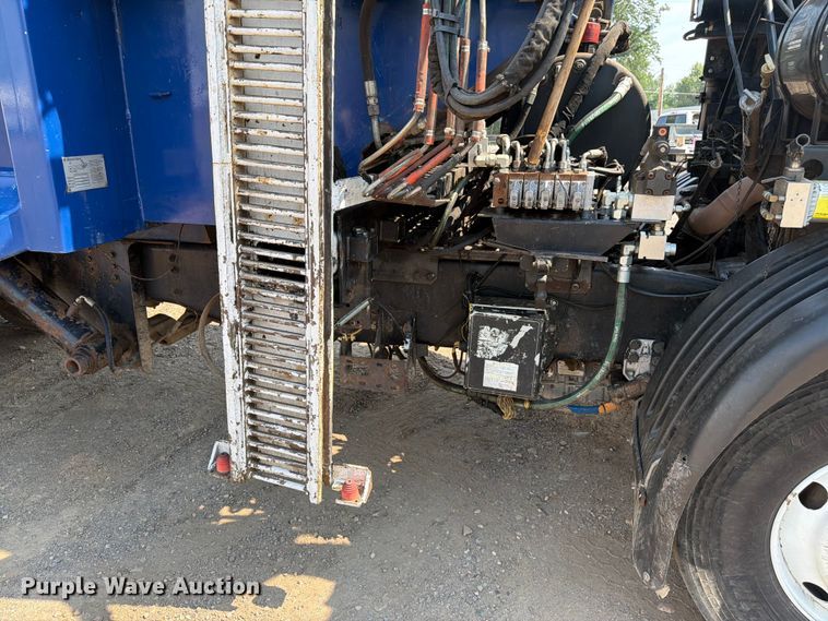 image for item FM7571 2006 Autocar WXR refuse truck