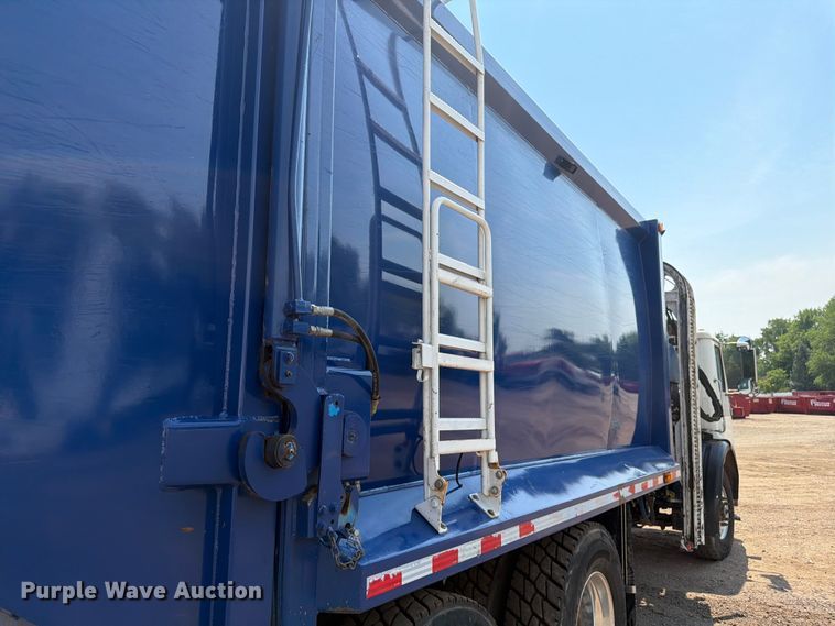 image for item FM7571 2006 Autocar WXR refuse truck