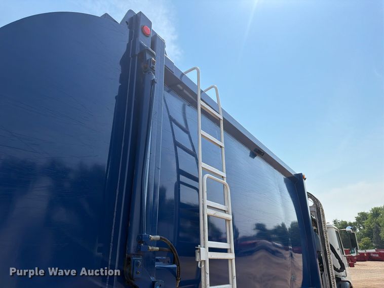image for item FM7571 2006 Autocar WXR refuse truck