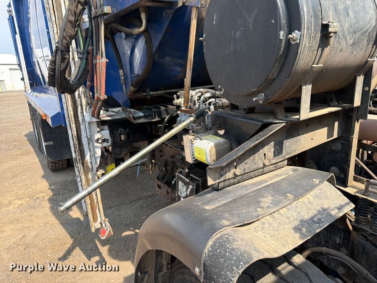 image for item FM7571 2006 Autocar WXR refuse truck