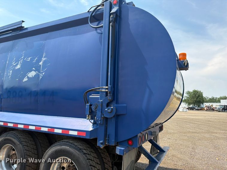 image for item FM7572 2006 Autocar WXR refuse truck