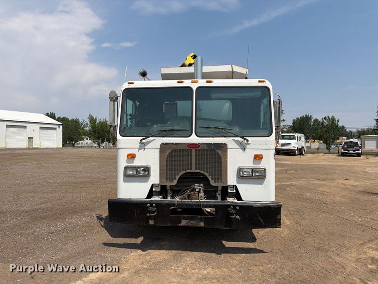 image for item FM7573 2010 Peterbilt 320 refuse truck