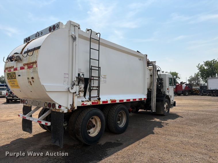 image for item FM7573 2010 Peterbilt 320 refuse truck