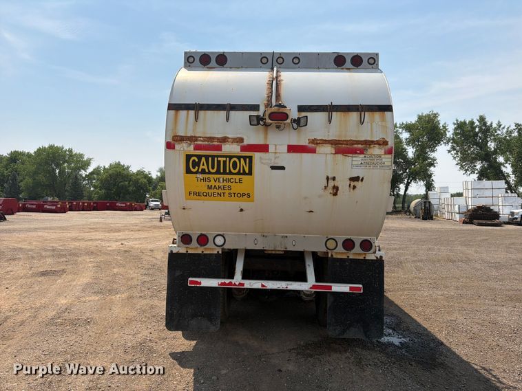 image for item FM7573 2010 Peterbilt 320 refuse truck