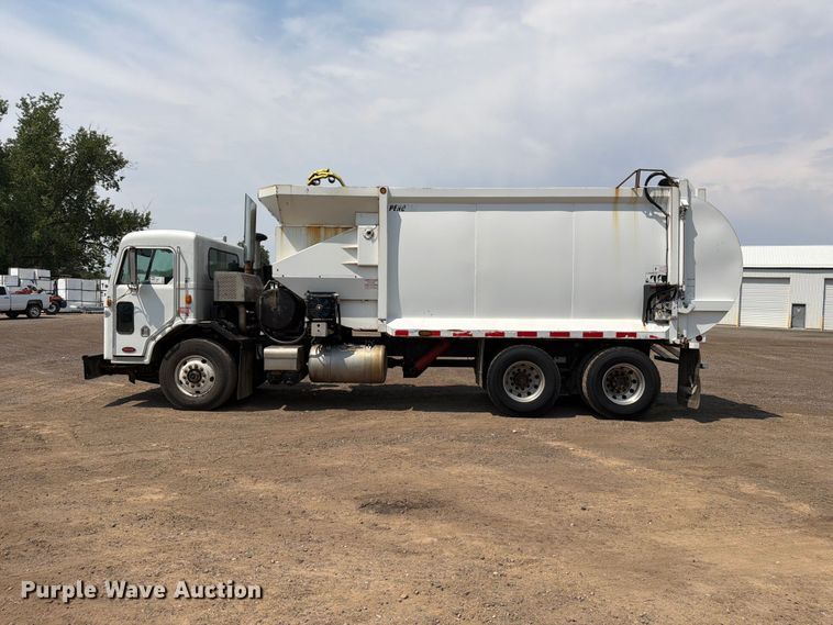 image for item FM7573 2010 Peterbilt 320 refuse truck