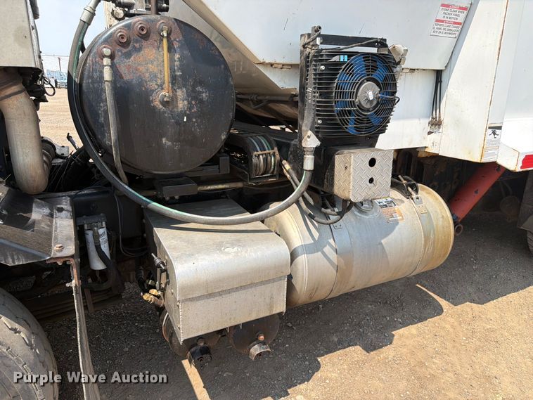 image for item FM7573 2010 Peterbilt 320 refuse truck