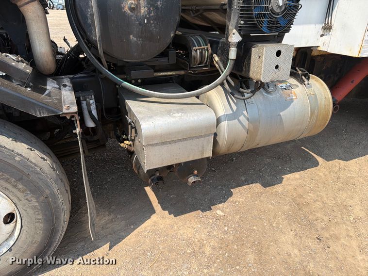 image for item FM7573 2010 Peterbilt 320 refuse truck