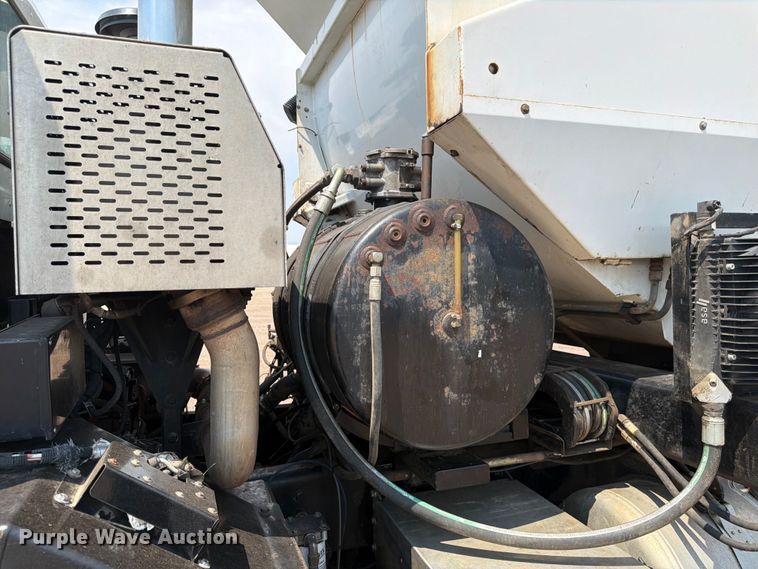 image for item FM7573 2010 Peterbilt 320 refuse truck