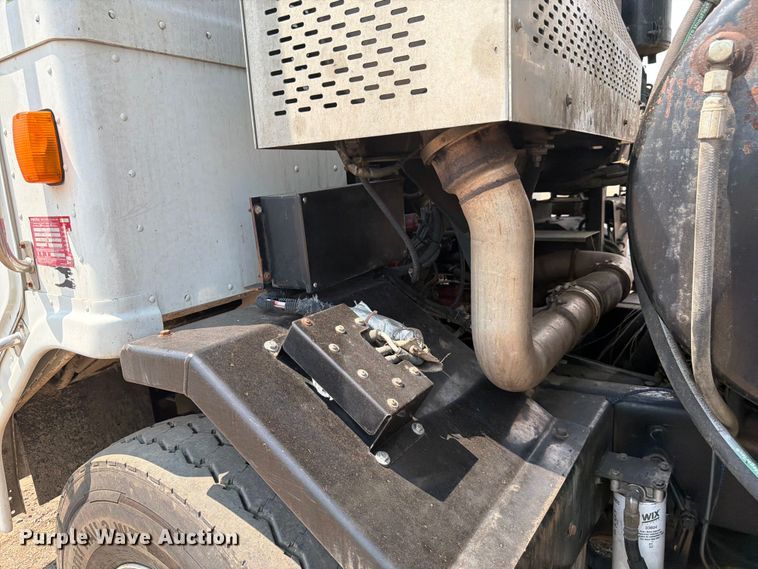 image for item FM7573 2010 Peterbilt 320 refuse truck