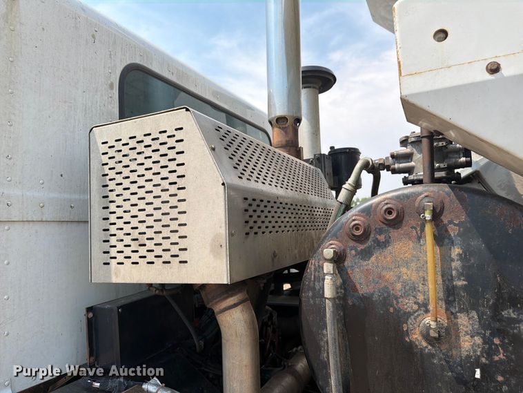 image for item FM7573 2010 Peterbilt 320 refuse truck