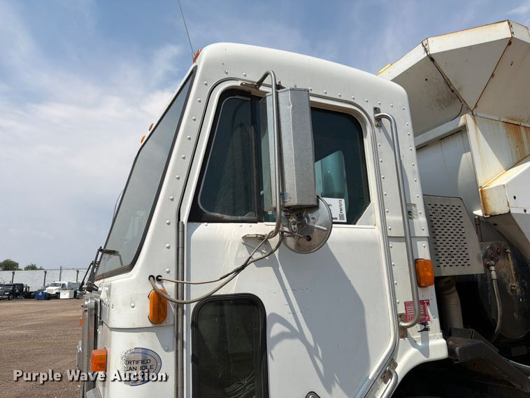image for item FM7573 2010 Peterbilt 320 refuse truck