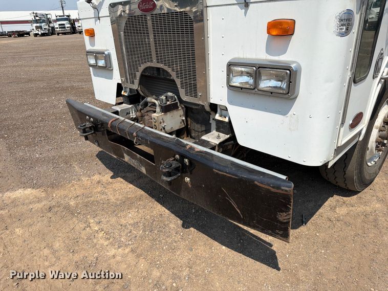 image for item FM7573 2010 Peterbilt 320 refuse truck