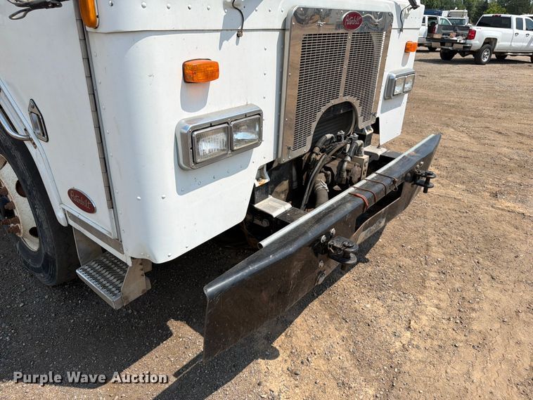 image for item FM7573 2010 Peterbilt 320 refuse truck