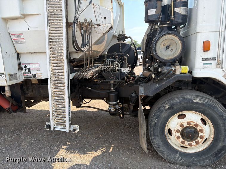 image for item FM7573 2010 Peterbilt 320 refuse truck