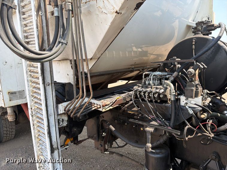 image for item FM7573 2010 Peterbilt 320 refuse truck