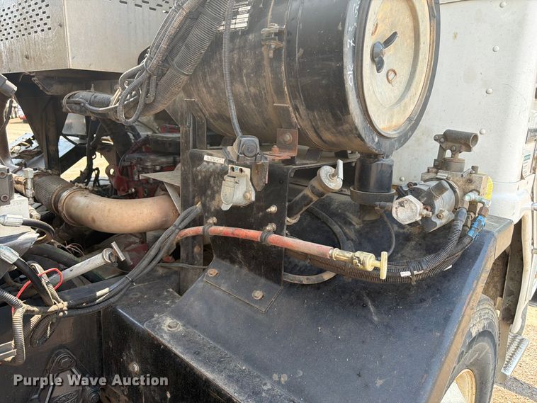image for item FM7573 2010 Peterbilt 320 refuse truck