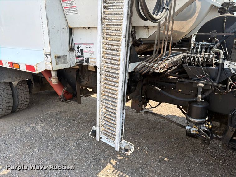 image for item FM7573 2010 Peterbilt 320 refuse truck