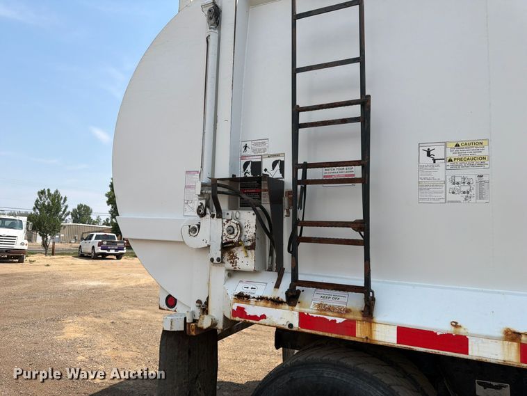 image for item FM7573 2010 Peterbilt 320 refuse truck