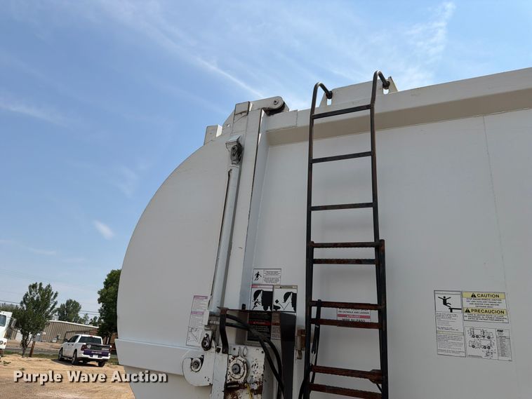 image for item FM7573 2010 Peterbilt 320 refuse truck