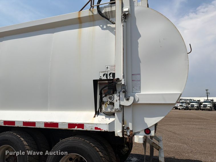 image for item FM7573 2010 Peterbilt 320 refuse truck