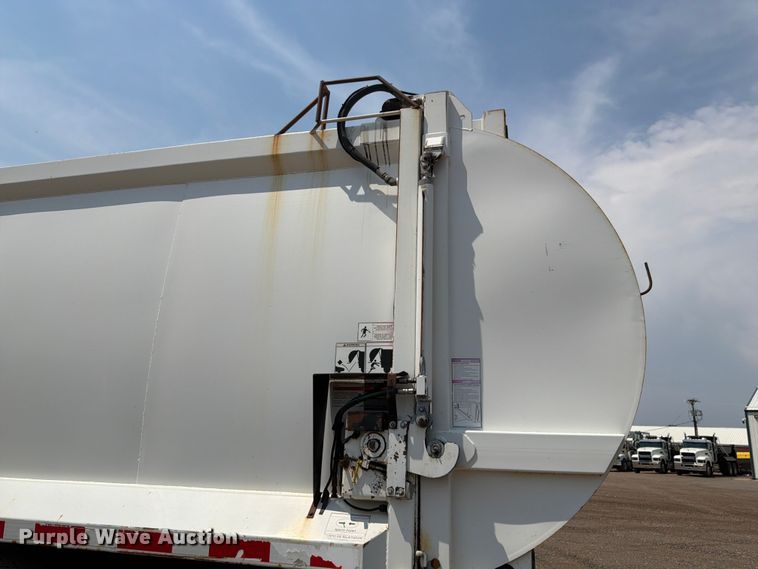 image for item FM7573 2010 Peterbilt 320 refuse truck