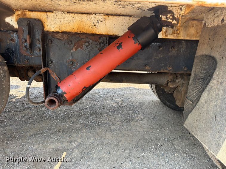 image for item FM7573 2010 Peterbilt 320 refuse truck