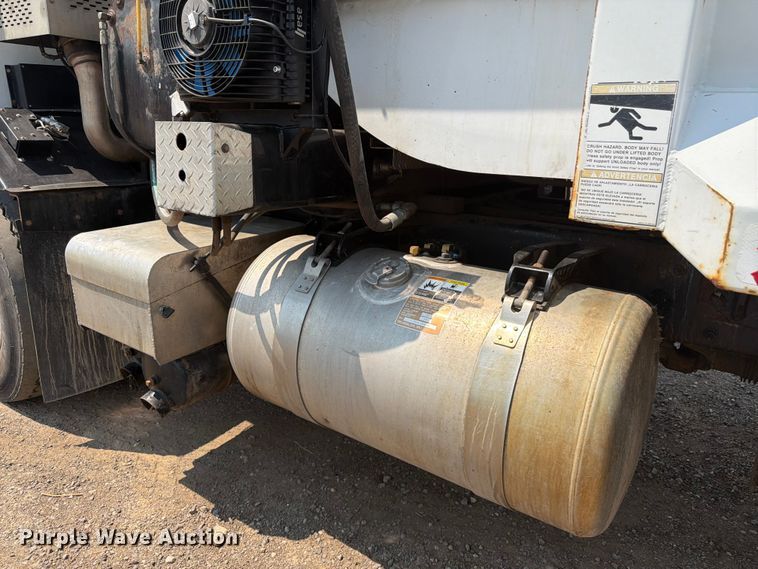image for item FM7573 2010 Peterbilt 320 refuse truck