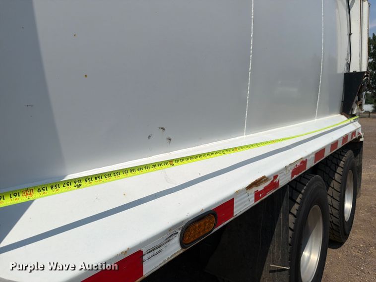 image for item FM7573 2010 Peterbilt 320 refuse truck
