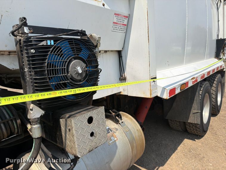 image for item FM7573 2010 Peterbilt 320 refuse truck