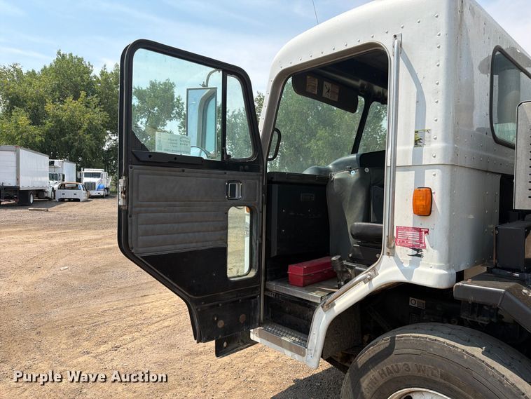 image for item FM7573 2010 Peterbilt 320 refuse truck