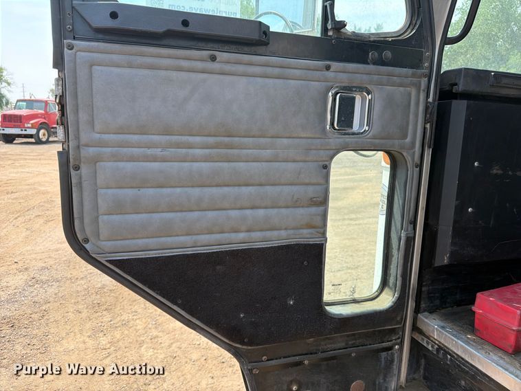 image for item FM7573 2010 Peterbilt 320 refuse truck