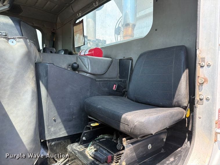 image for item FM7573 2010 Peterbilt 320 refuse truck
