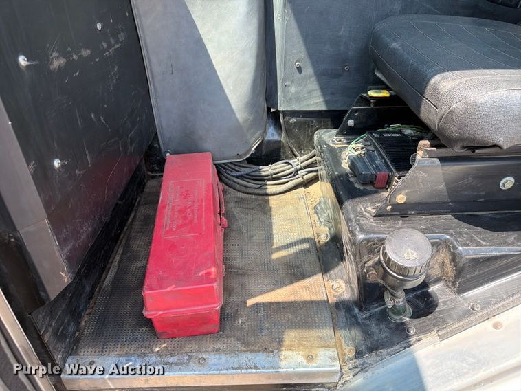 image for item FM7573 2010 Peterbilt 320 refuse truck