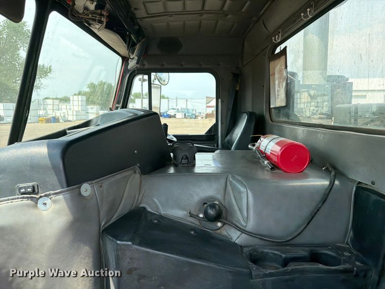 image for item FM7573 2010 Peterbilt 320 refuse truck