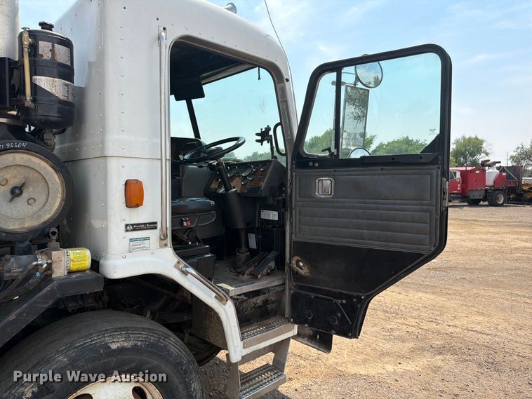 image for item FM7573 2010 Peterbilt 320 refuse truck