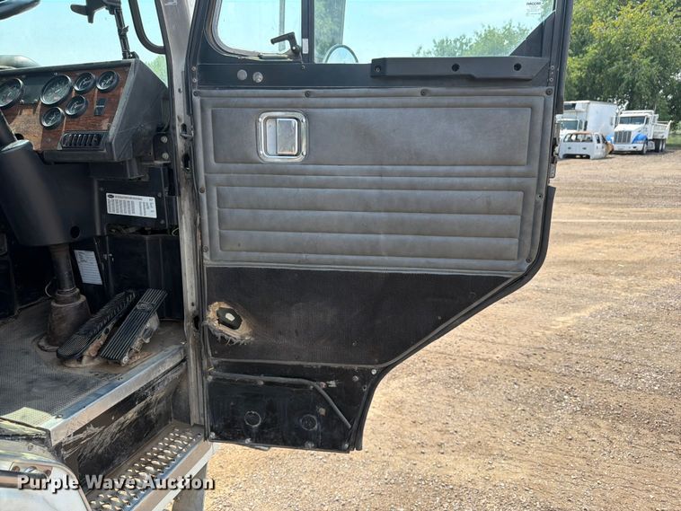 image for item FM7573 2010 Peterbilt 320 refuse truck