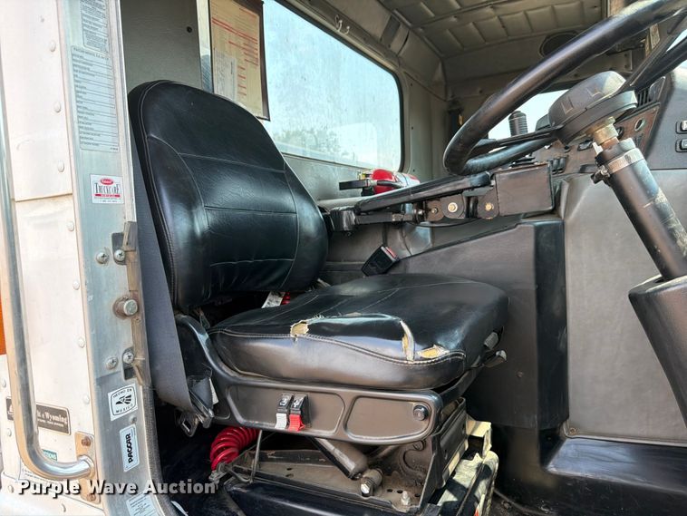 image for item FM7573 2010 Peterbilt 320 refuse truck