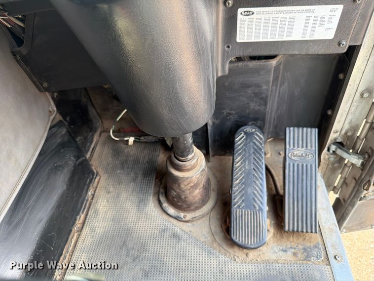 image for item FM7573 2010 Peterbilt 320 refuse truck
