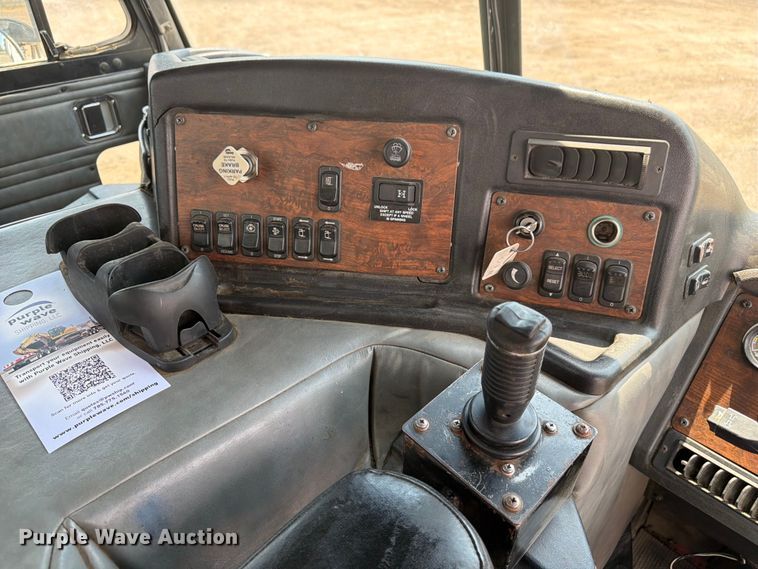image for item FM7573 2010 Peterbilt 320 refuse truck