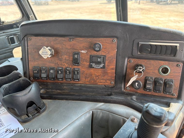 image for item FM7573 2010 Peterbilt 320 refuse truck