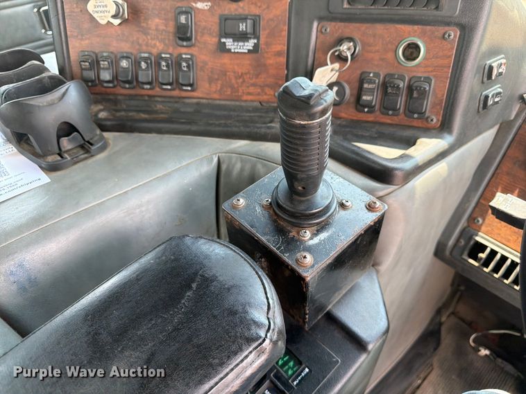 image for item FM7573 2010 Peterbilt 320 refuse truck