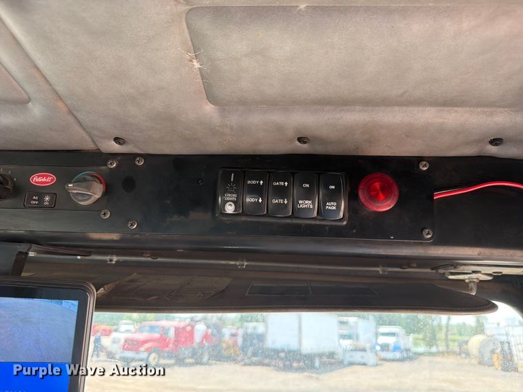 image for item FM7573 2010 Peterbilt 320 refuse truck