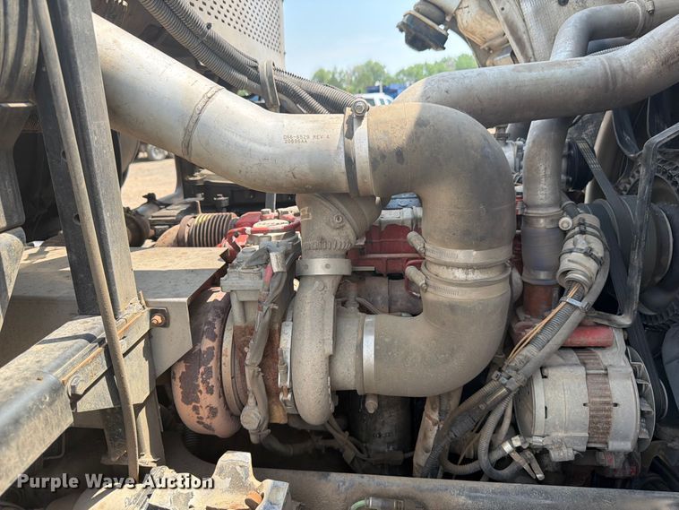 image for item FM7573 2010 Peterbilt 320 refuse truck