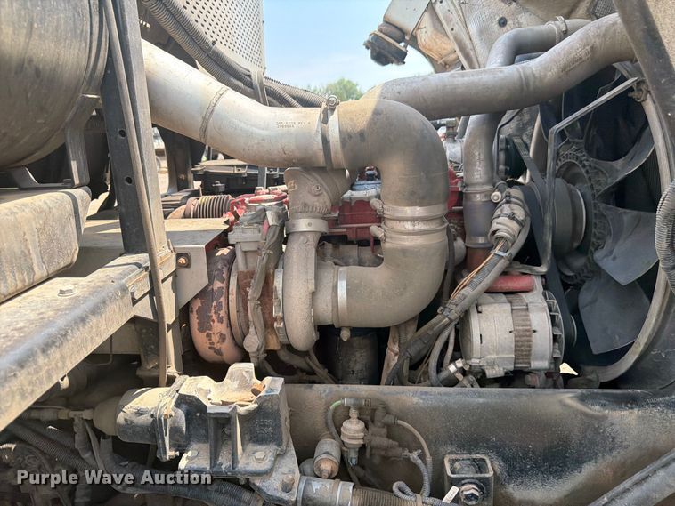 image for item FM7573 2010 Peterbilt 320 refuse truck