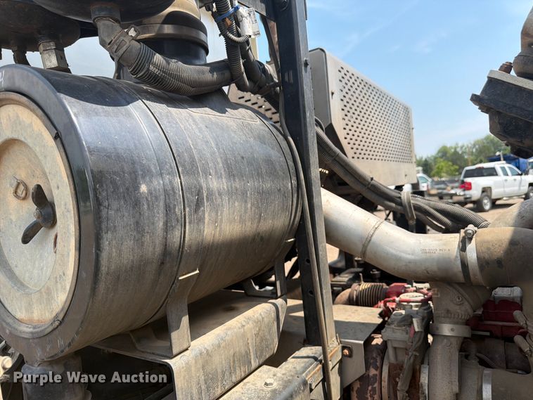 image for item FM7573 2010 Peterbilt 320 refuse truck