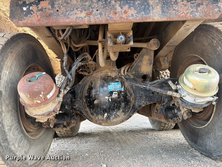 image for item FM7573 2010 Peterbilt 320 refuse truck