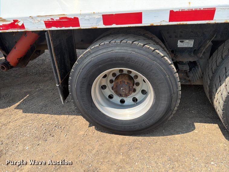 image for item FM7573 2010 Peterbilt 320 refuse truck