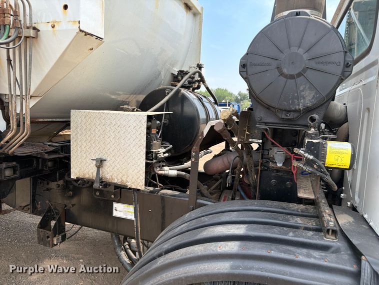 image for item FM7575 2009 Autocar Xpeditor refuse truck