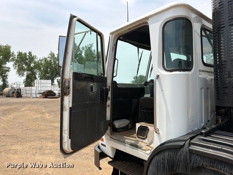 image for item FM7575 2009 Autocar Xpeditor refuse truck